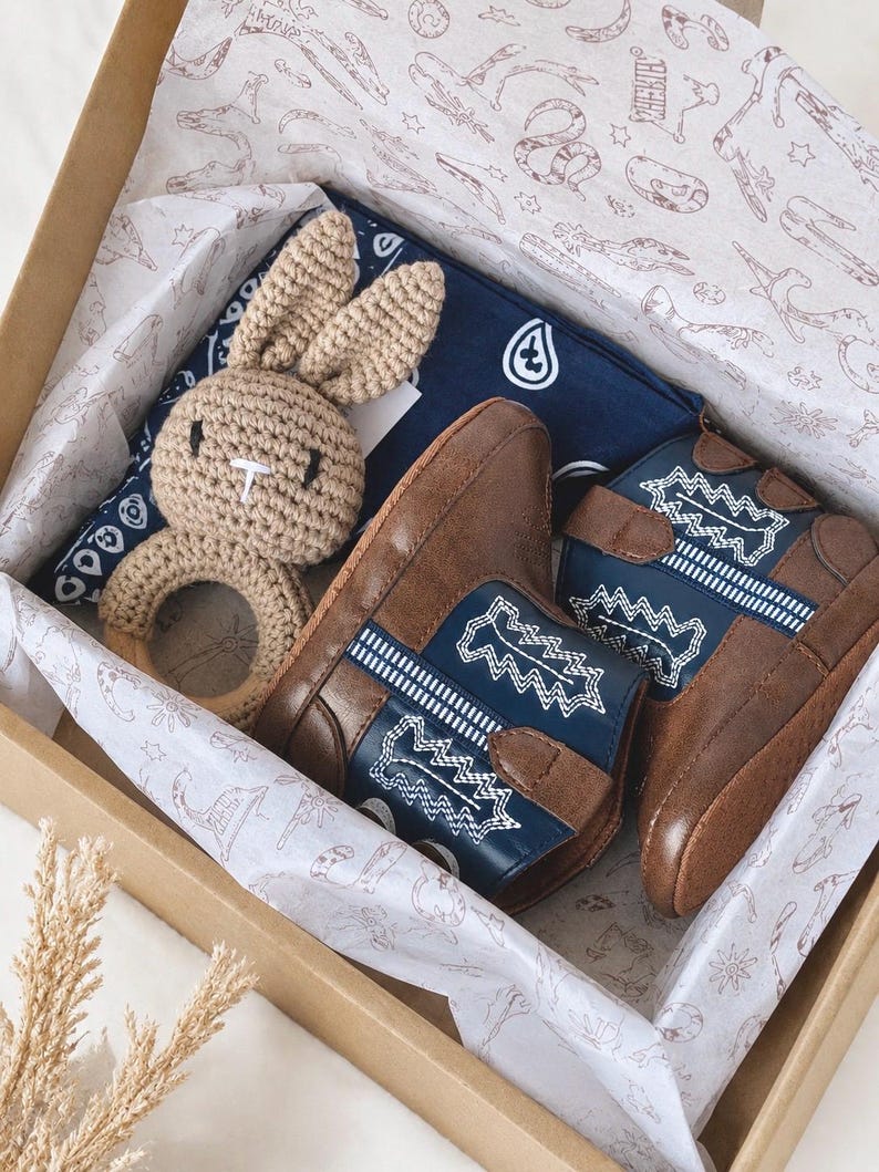 Little cowboy blanket & boots set (2)